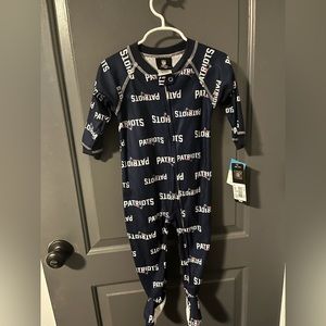NWT ! NE Patriots onesie - size 12m